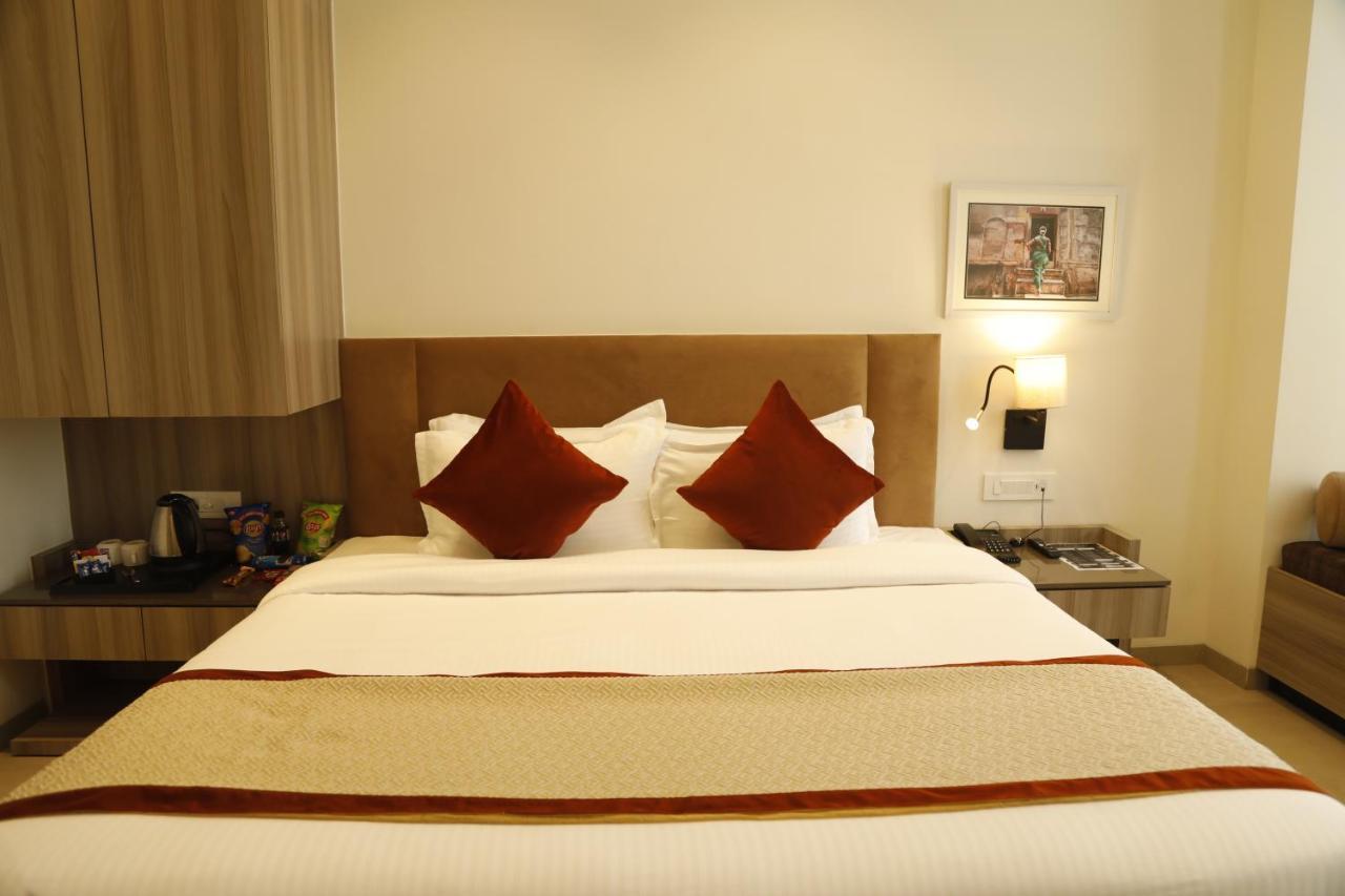 Hotel The Royal Vista Varanasi Exterior foto