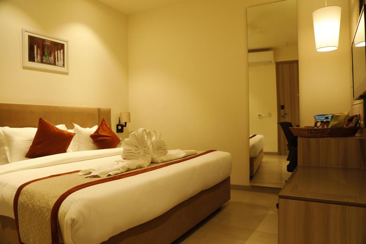 Hotel The Royal Vista Varanasi Exterior foto