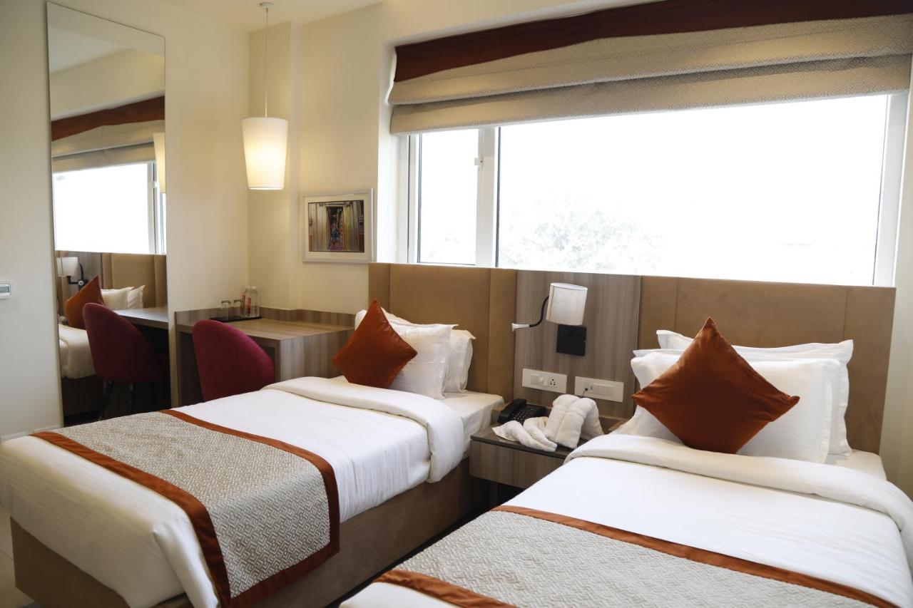 Hotel The Royal Vista Varanasi Exterior foto