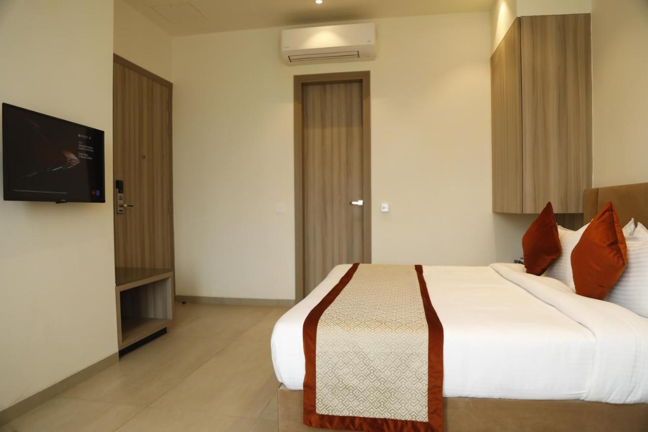 Hotel The Royal Vista Varanasi Exterior foto