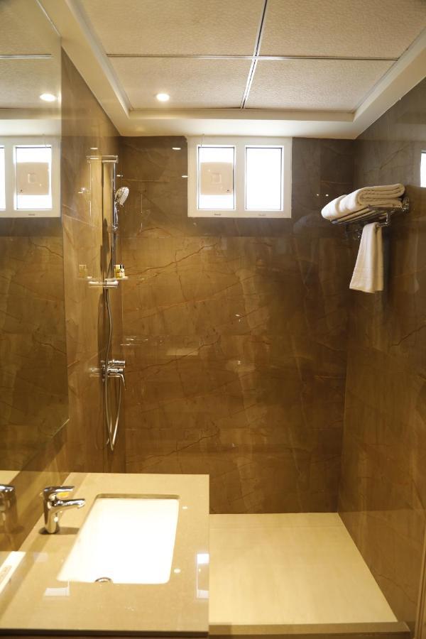 Hotel The Royal Vista Varanasi Exterior foto