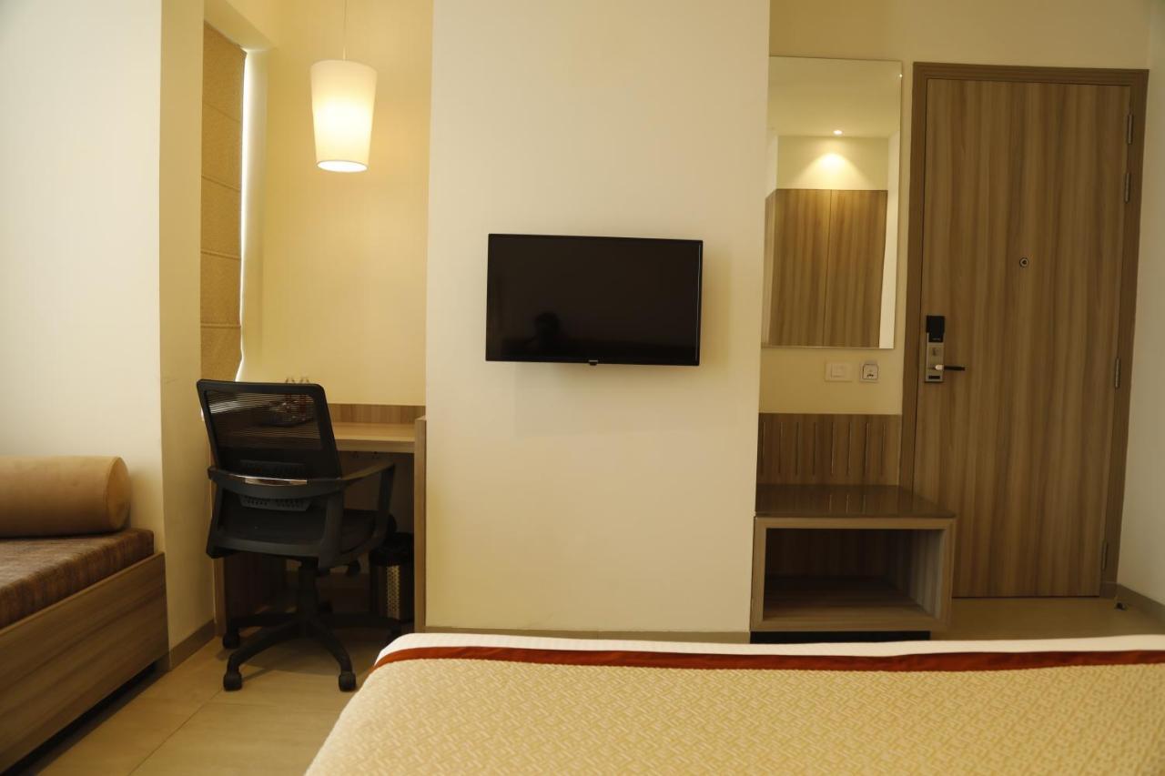 Hotel The Royal Vista Varanasi Exterior foto