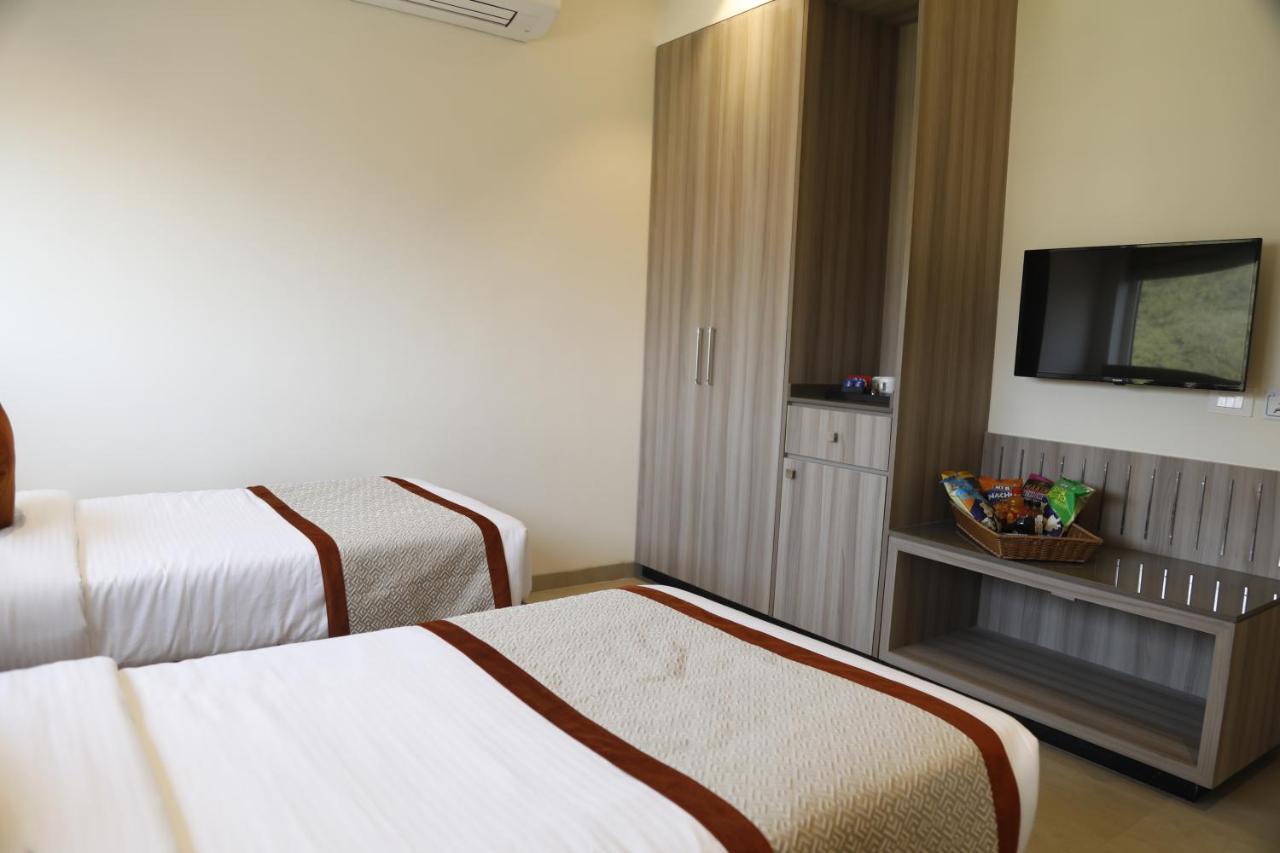 Hotel The Royal Vista Varanasi Exterior foto