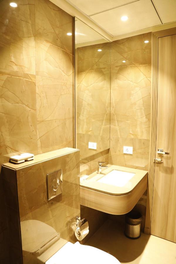 Hotel The Royal Vista Varanasi Exterior foto