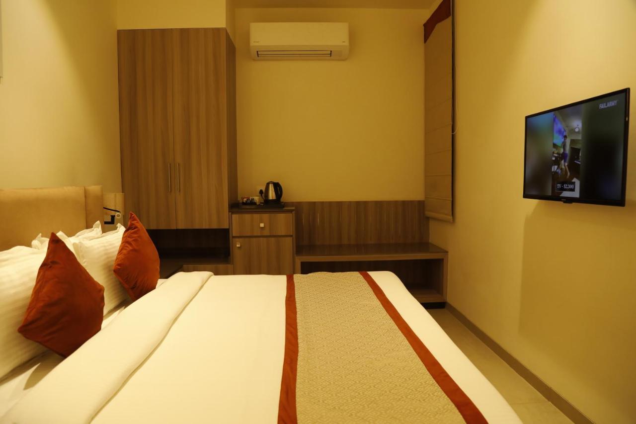 Hotel The Royal Vista Varanasi Exterior foto