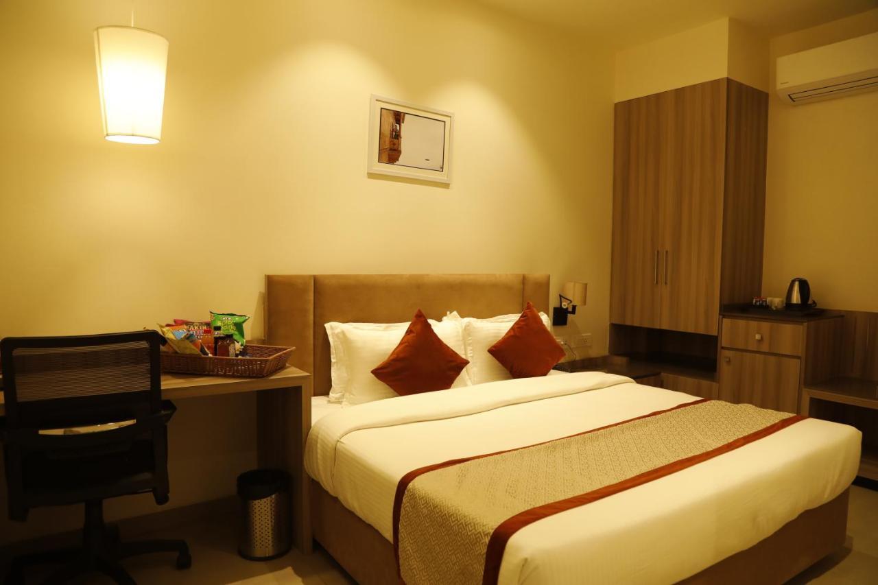 Hotel The Royal Vista Varanasi Exterior foto