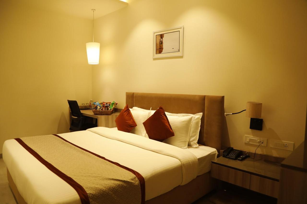Hotel The Royal Vista Varanasi Exterior foto