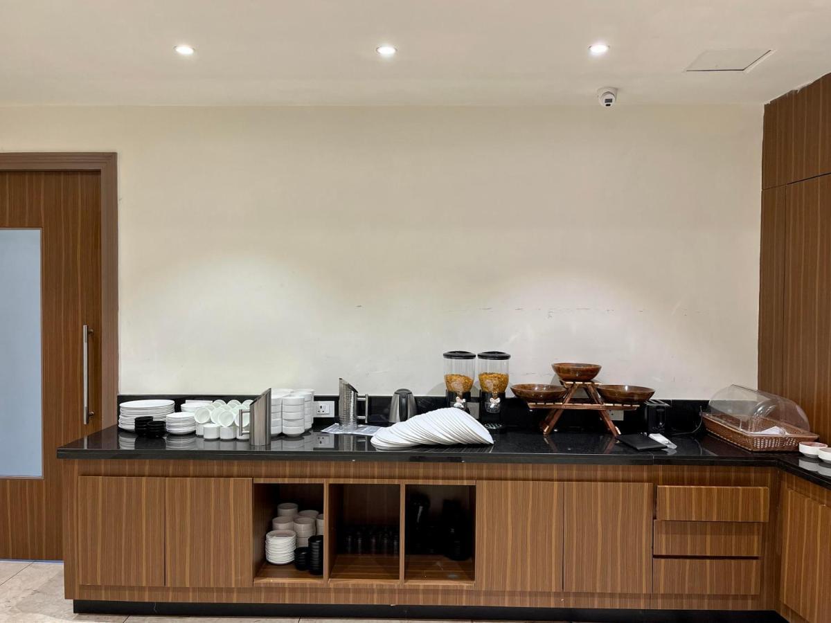 Hotel The Royal Vista Varanasi Exterior foto