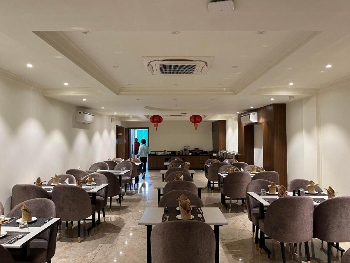 Hotel The Royal Vista Varanasi Exterior foto