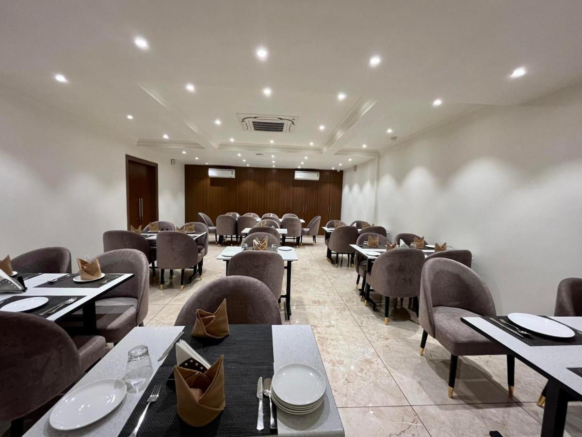 Hotel The Royal Vista Varanasi Exterior foto