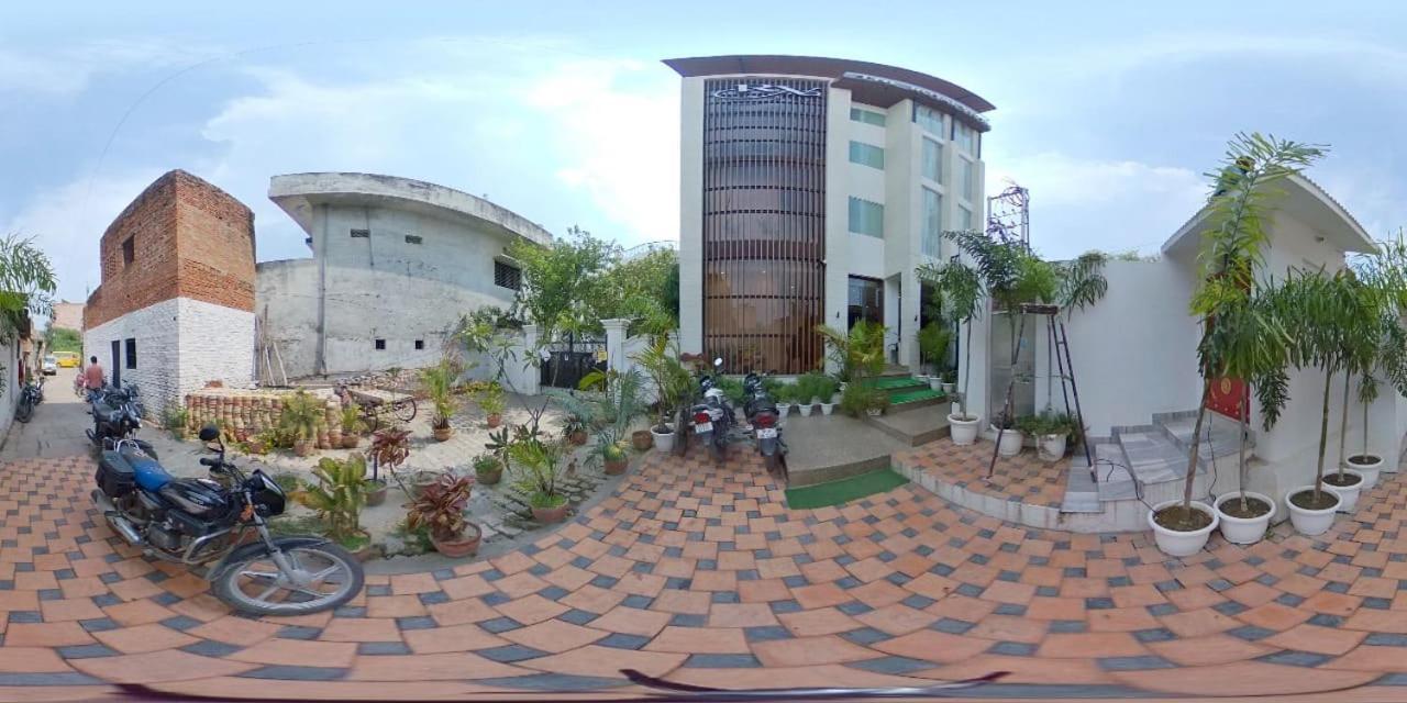 Hotel The Royal Vista Varanasi Exterior foto